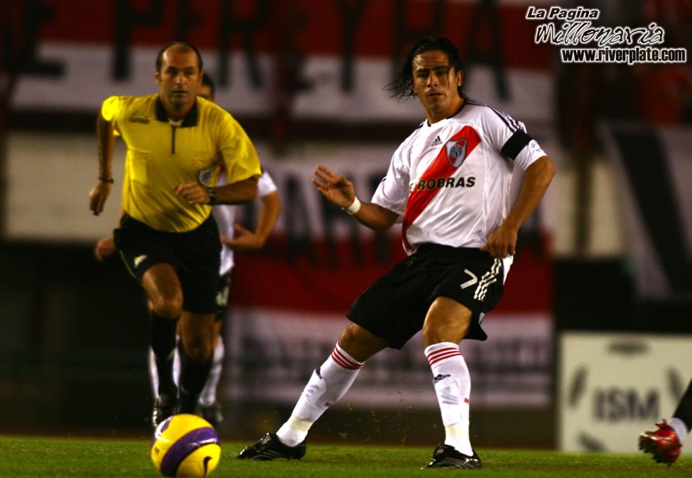 River Plate vs Liga Universitaria de Quito (LIB 2007) 18