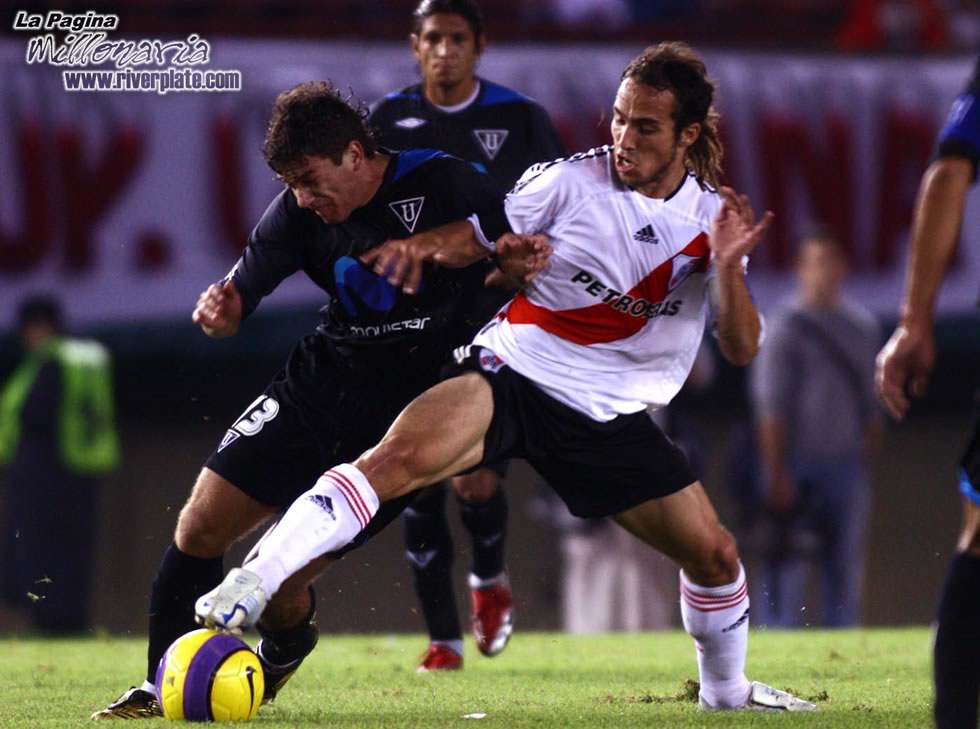 River Plate vs Liga Universitaria de Quito (LIB 2007) 7