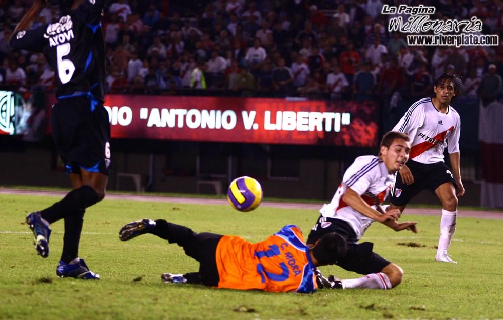 River Plate vs Liga Universitaria de Quito (LIB 2007) 21