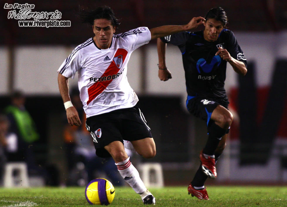 River Plate vs Liga Universitaria de Quito (LIB 2007) 22