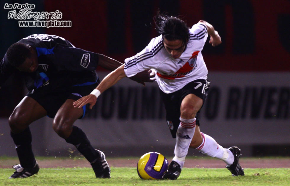 River Plate vs Liga Universitaria de Quito (LIB 2007) 27