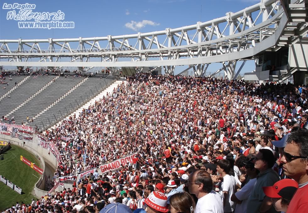 Gimnasia LP vs River Plate (AP 2007) 8