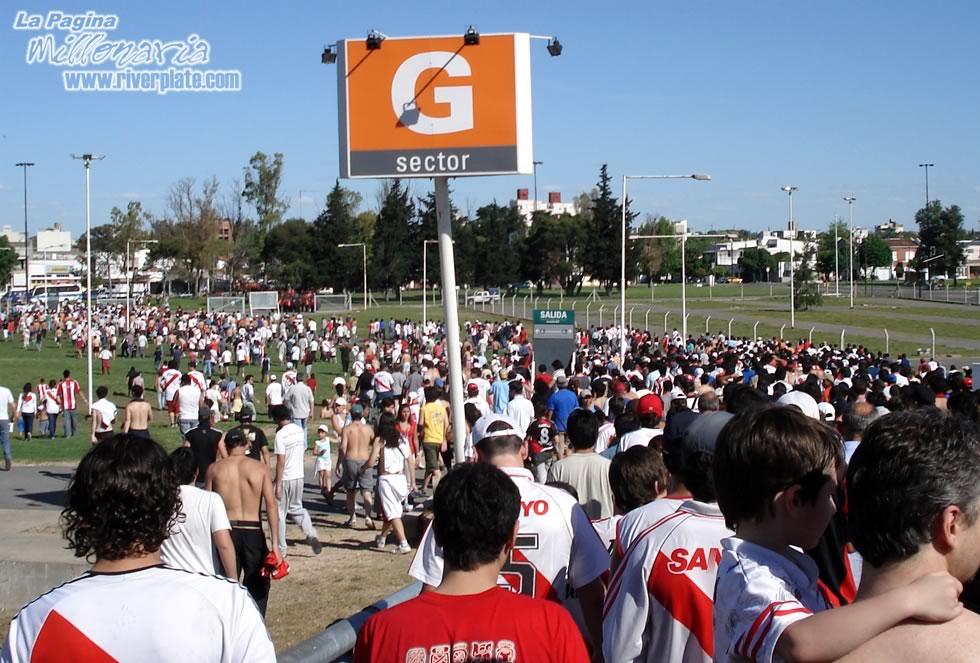 Gimnasia LP vs River Plate (AP 2007) 18